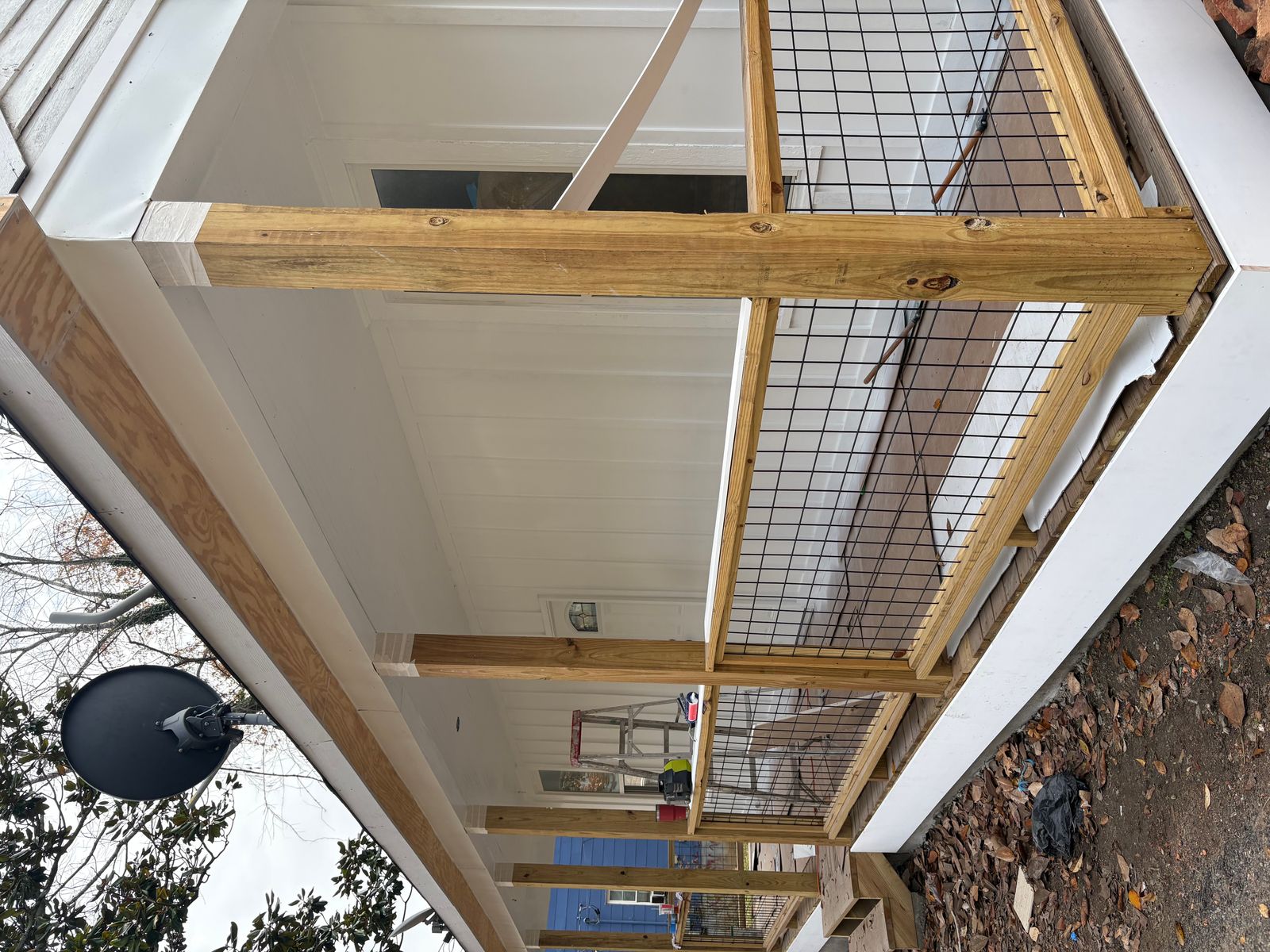 Deck railing detail with wire mesh